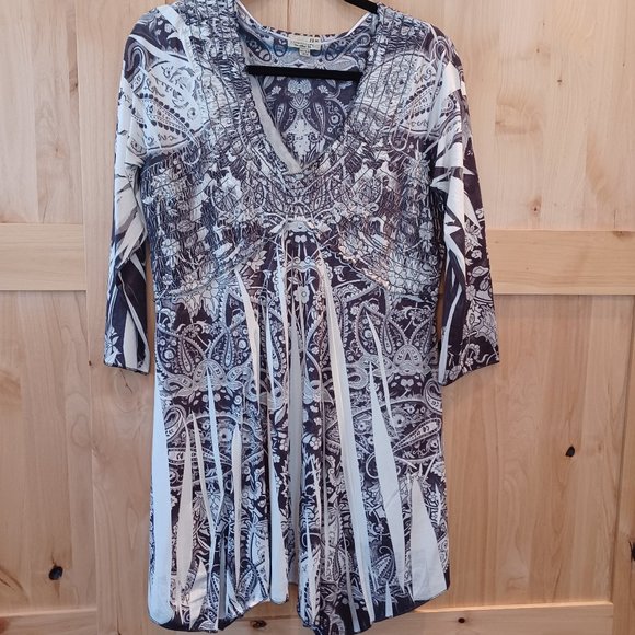 Black and White top with rushed fitting and neckline - Picture 1 of 5